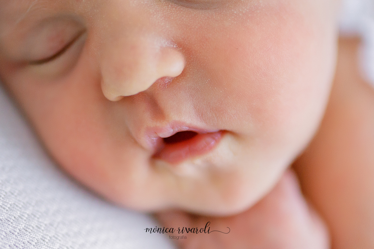 Essa foto mostra os detalhes do rostinho da bebê, a boquinha e o nariz estão em destaque. 