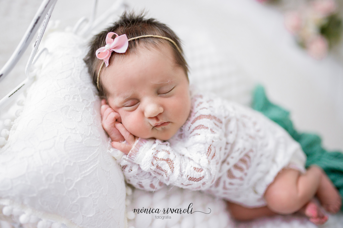 Ainda no mesmo cenário e posição, essa foto está mais próxima do rostinho da bebê. 