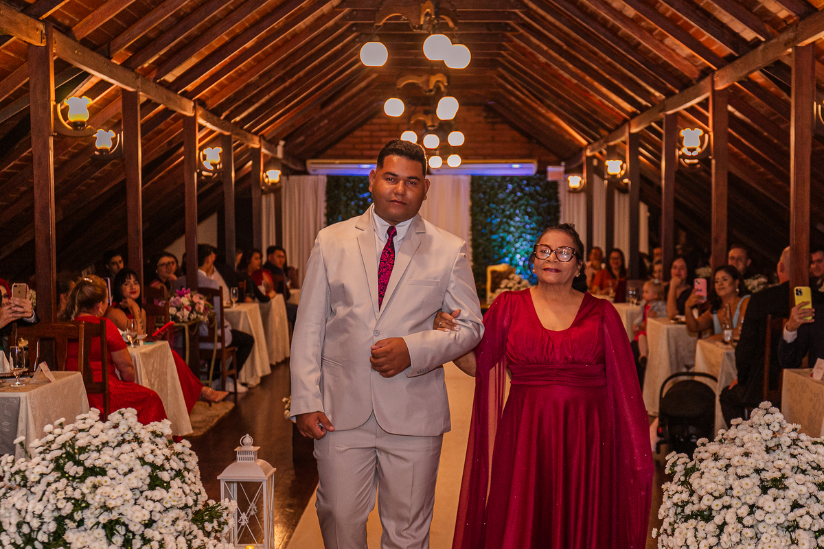 Mãe do noivo levanto ele ao altar