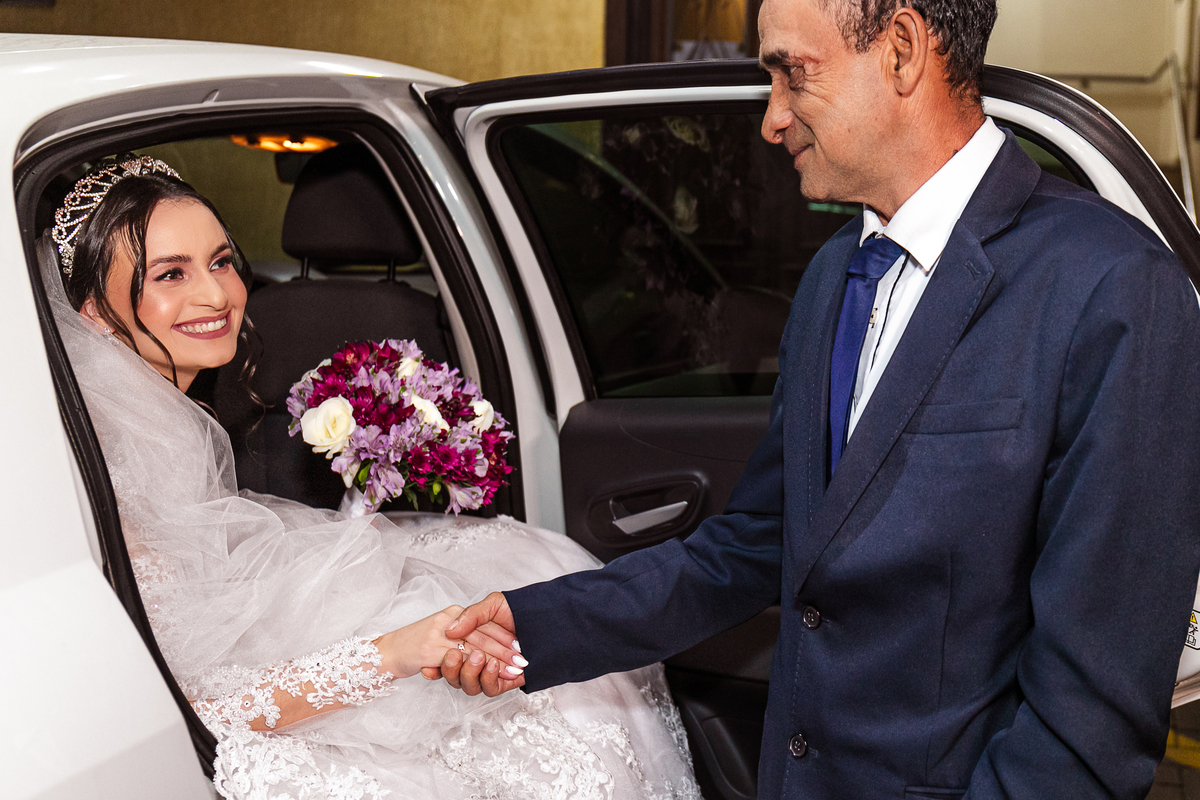 Pai da noiva recebendo ela