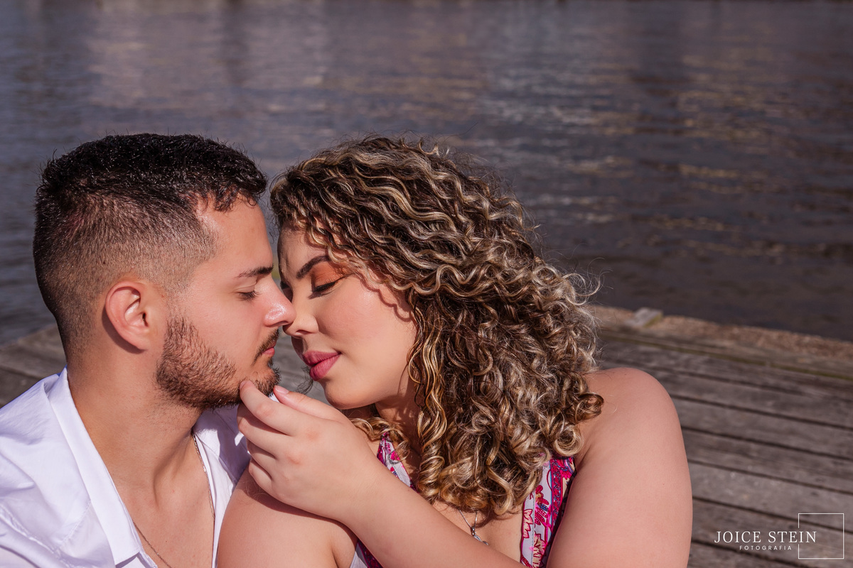 imagem de casal na praia