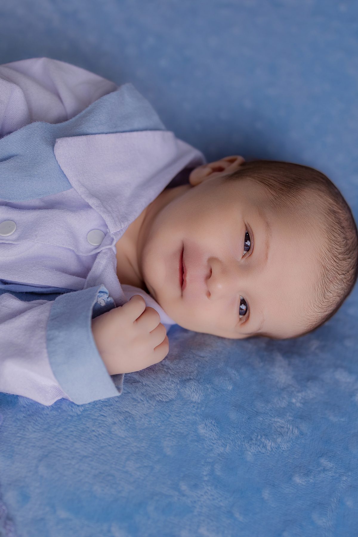 bebe de olhos abertos