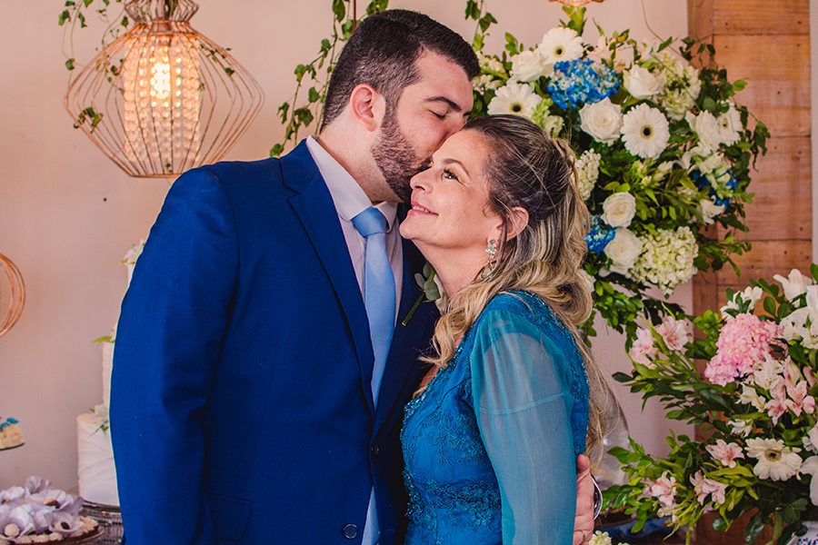 Noivo com a mãe sendo fotografado em seu casamento na cidade de Fortaleza