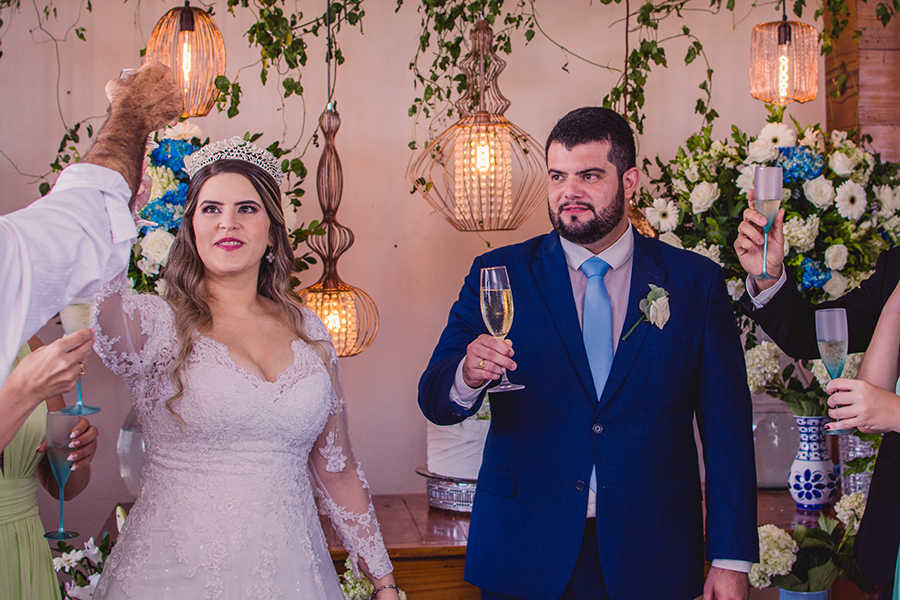 brinde dos noivos comemorando o dia do casamento em Fortaleza