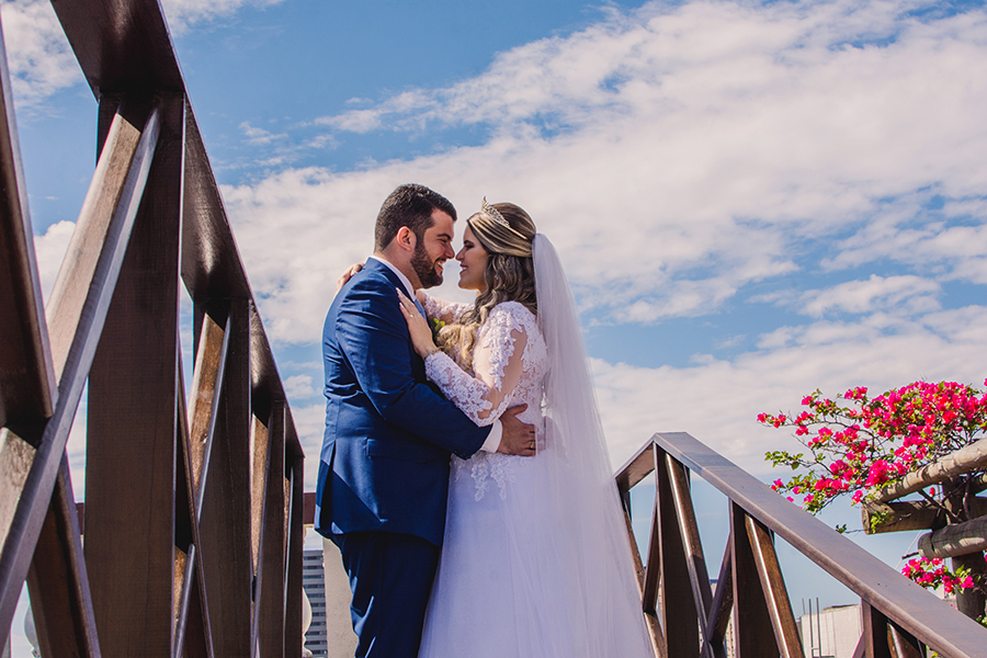 noivos em seu casamento sendo fotografados pelo fotografo Claudier Oliveira em Fortaleza