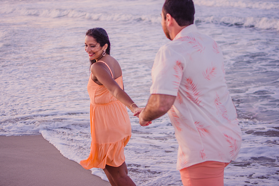 tarde  em um ensaio de casal em seu pre casamento praia do Presídio em Aquiraz Ceará
