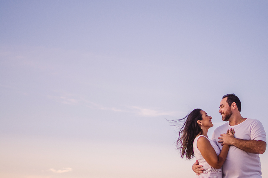fotógrafo de Fortaleza fotografando um ensaio de pre casamento na praia do Presídio em Aquiraz