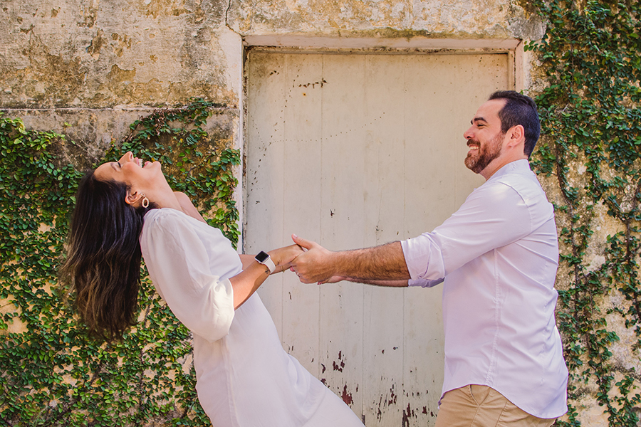 noivos de roupa branca em seu ensaio de pre casamento no Engenhoca Parque em Aquiraz