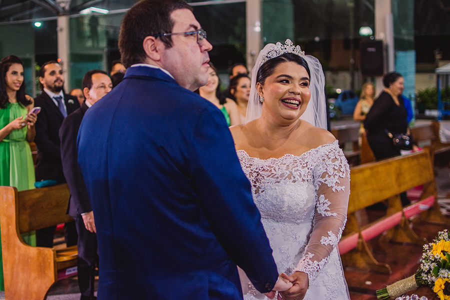 Noivos em seu casamento na Paróquia Santo Antônio de Pádua - Maraponga - Fortaleza - Ceara.