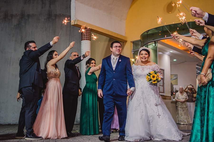 Saída dos noivos fotografia de casamento Paróquia Santo Antônio de Pádua - Maraponga