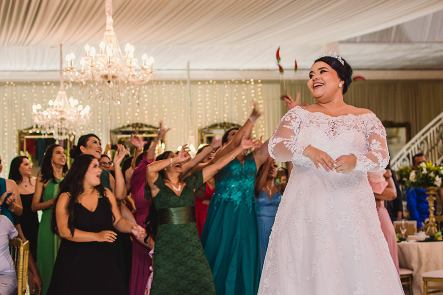 Garden Buffet noiva joga o buquê com a fotografia de casamento em Fortaleza