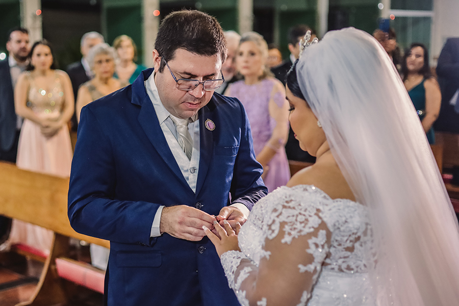 noivos em seu casamento no momento das alianças na Paróquia Santo Antônio de Pádua - Maraponga. em Fortaleza