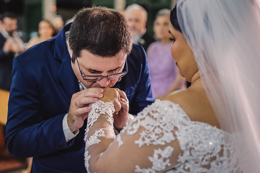 beijo da aliança em umcasamento na Paróquia Santo Antônio de Pádua - Maraponga. em Fortaleza - Ceará