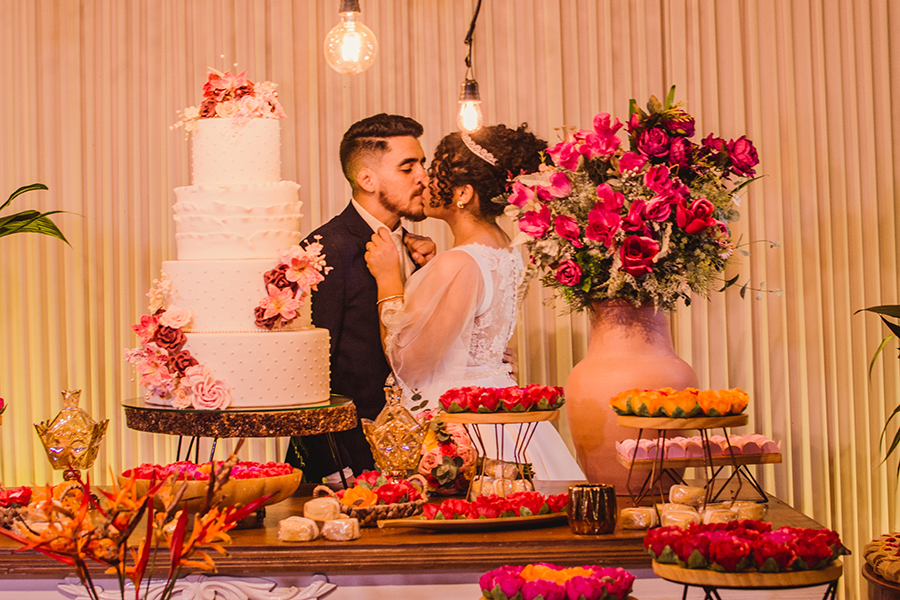 noivos no bolo tendo a fotografia do casamento no Rosa buffet na maraponga em Fortaleza