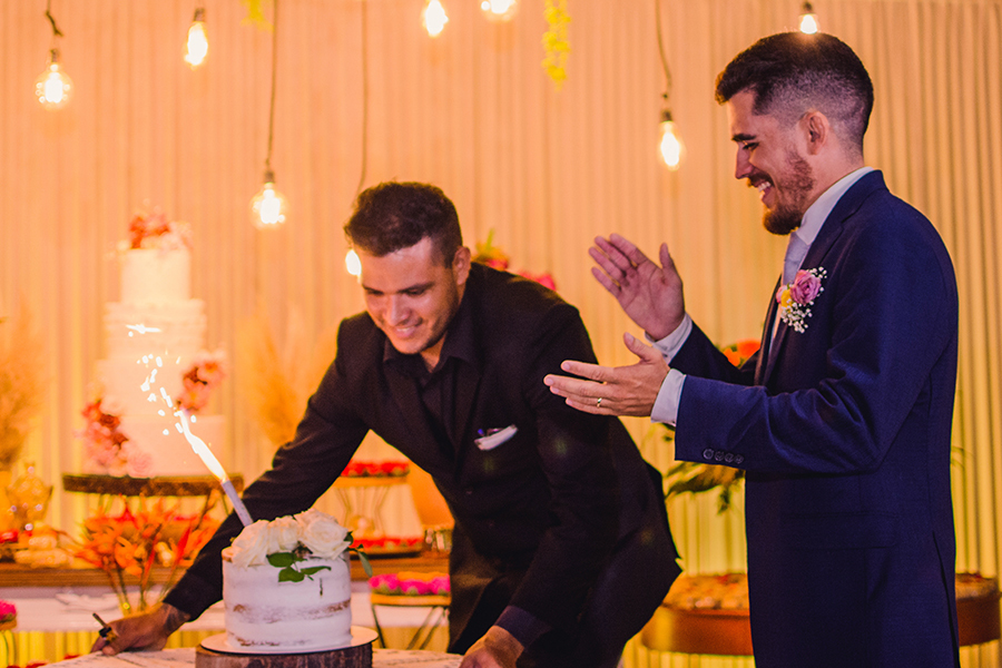 aniversário do noivo em seu casamento em Fortaleza no rosa buffet