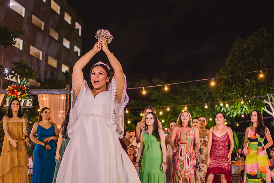 noiva na hora do  buque em um casamento em Fortaleza no rosa buffet