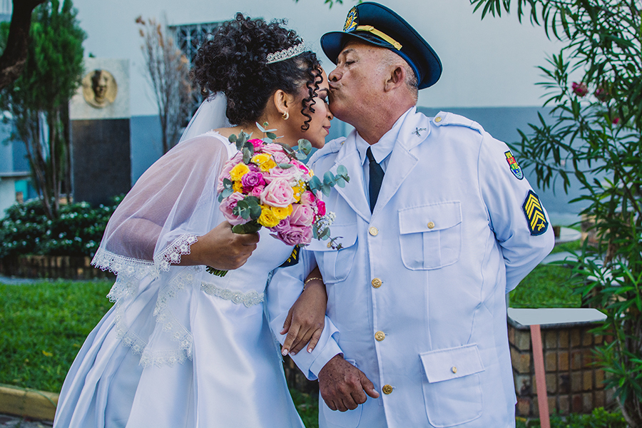 Noiva e o pai preparando a entrada da noiva para o casamento no montese em Fortaleza