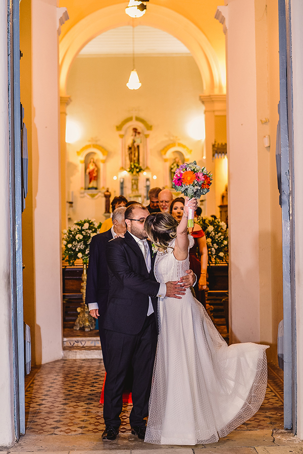 beijo dos noivos na paróquia nossa senhora do Carmo em Fortaleza fotógrafo de casamento Ceará