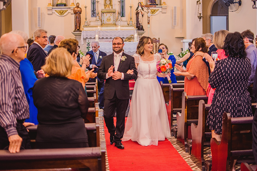 saída  dos noivos da cerimônia de casamento na paróquia de nossa senhora do Carmo em Fortaleza centro