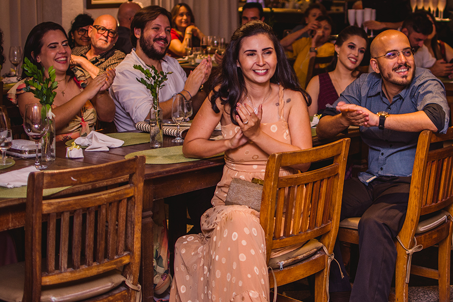 amigos e amigas dos noivos em Casamento no restaurante o banquete na Avenida Abolição