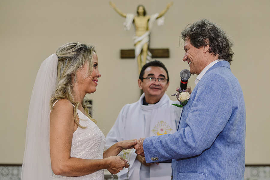 Alianças no casamento na Capela Santa Teresinha na praia do futuro em Fortaleza - Ceará