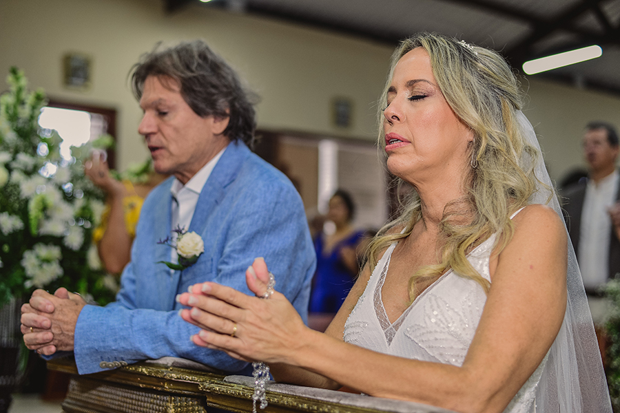 comunhão dos noivos  no casamento na Capela Santa Teresinha na praia do futuro em Fortaleza - Ceará