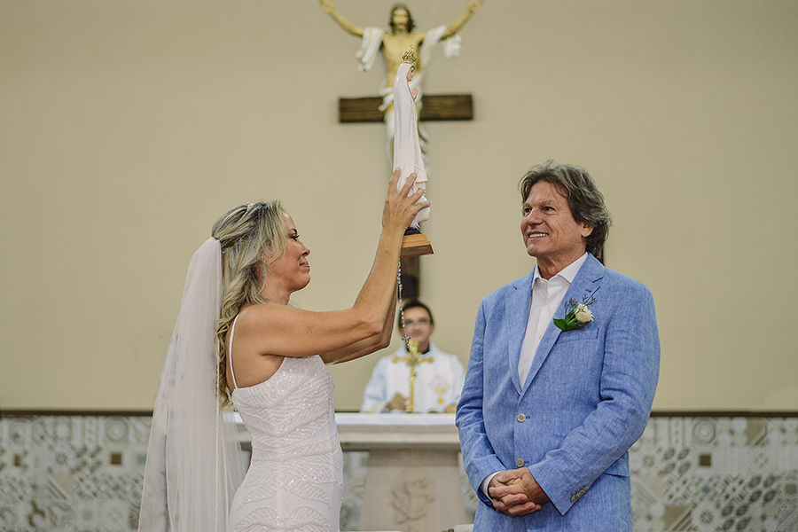 noivos recebem nossa senhora no casamento na Capela Santa Teresinha na praia do futuro em Fortaleza - Ceará