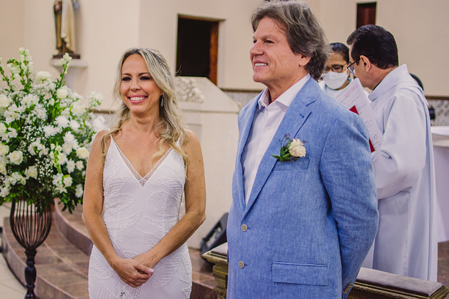 Entradas das alianças no casamento na Capela Santa Teresinha na praia do futuro em Fortaleza - Ceará