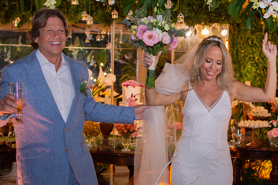 Uma festa de casamento na barraca tempero do mar  na praia do futuro em Fortaleza
