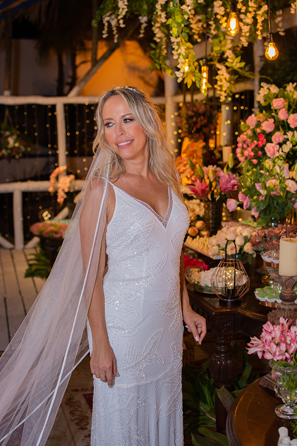  foto da noiva na festa de casamento na barraca tempero do mar  na praia do futuro em Fortaleza