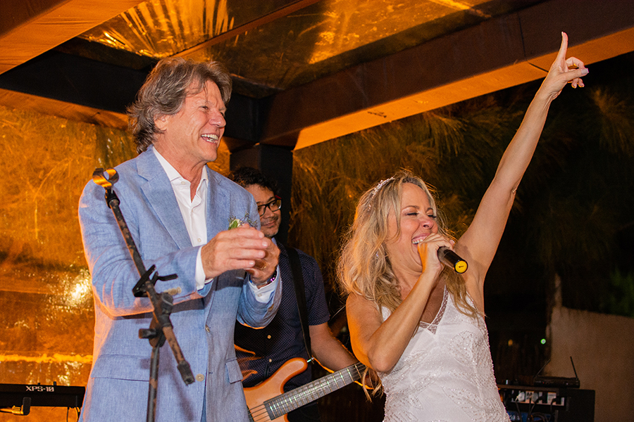 Noivos cantando na  festa de casamento na barraca tempero do mar  na praia do futuro em Fortaleza