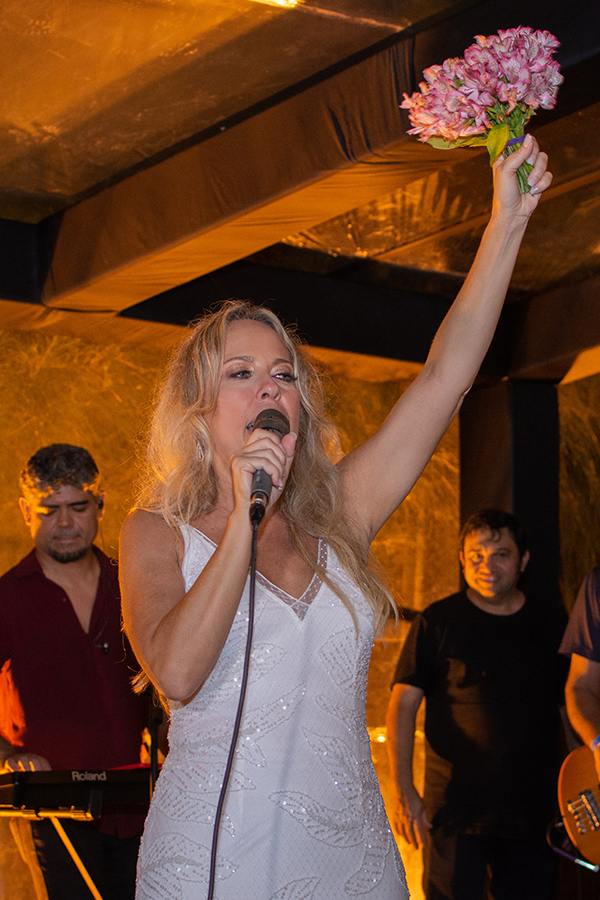  noiva vai jogar o buquê na festa de casamento na barraca tempero do mar  na praia do futuro em Fortaleza