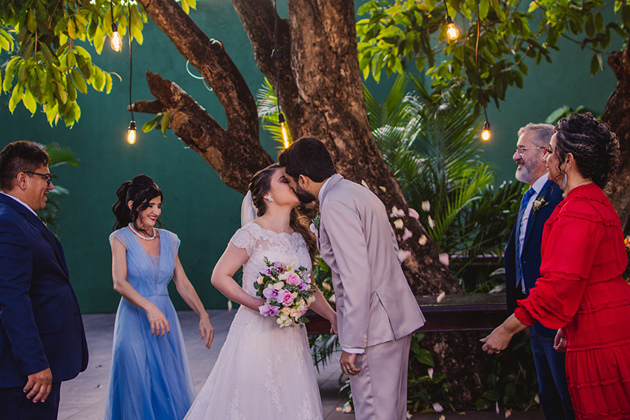 beijo do casal agora casados em uma cerimônia no Pipo restaurante em Fortaleza Ceará