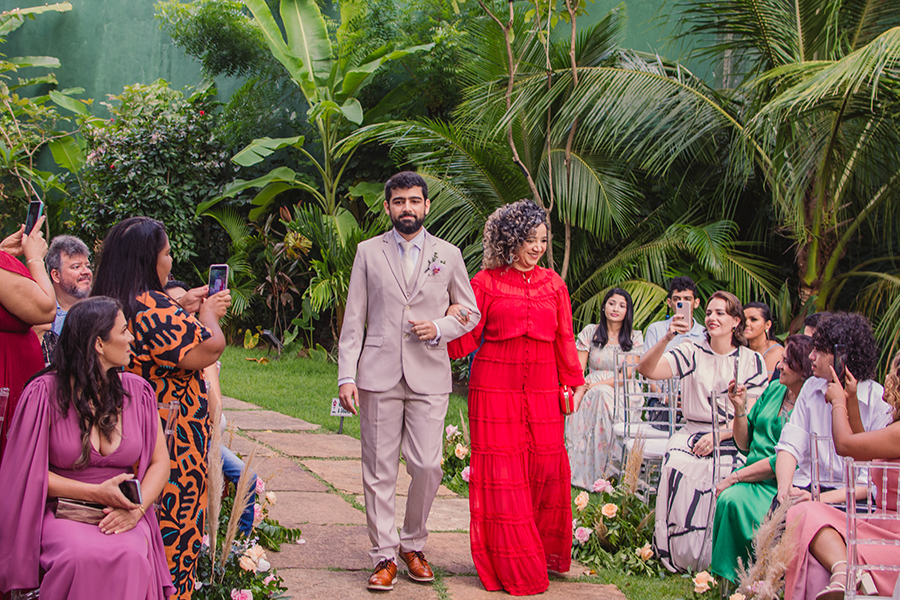 entrada do noivo na cerimônia de casamento no Pipo restaurante em Fortaleza no estado do Ceará