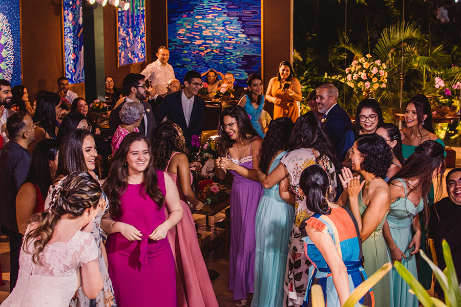 A convidada pegou buquê na festa de casamento no Pipo restaurante em Fortaleza