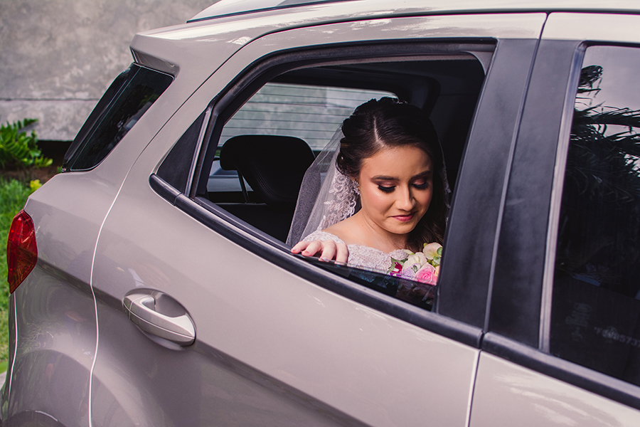 Noiva no carro  preste a entrar na cerimônia do casamento no Pipo restaurante em Fortaleza Ceará