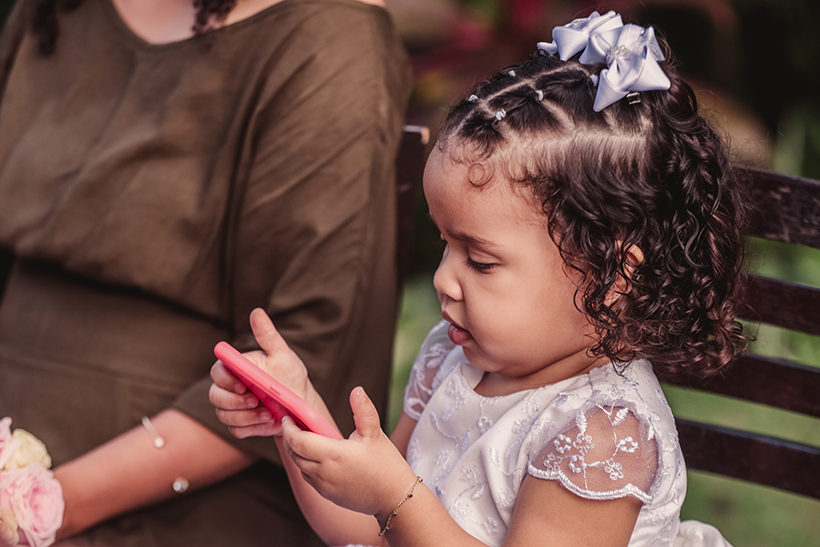 Daminha dos noivo em pipo restaurante para o casamento