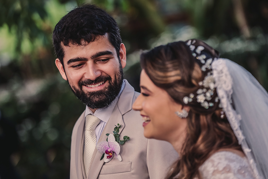 Noivo olha para a noiva na cerimônia de casamento no Pipo restaurante em Fortaleza