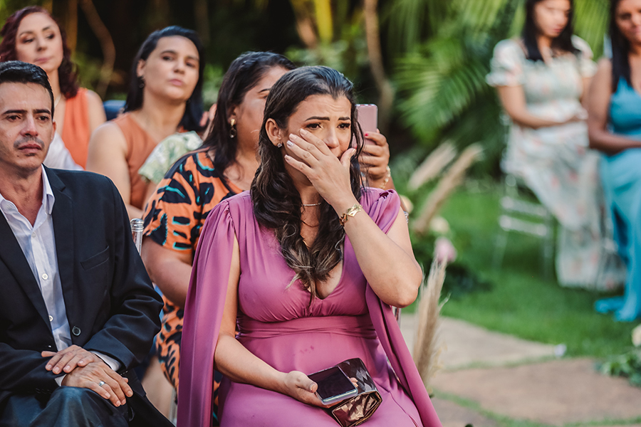 emoção dos convidados na cerimônia de casamento no pipo restaurante em Fortaleza