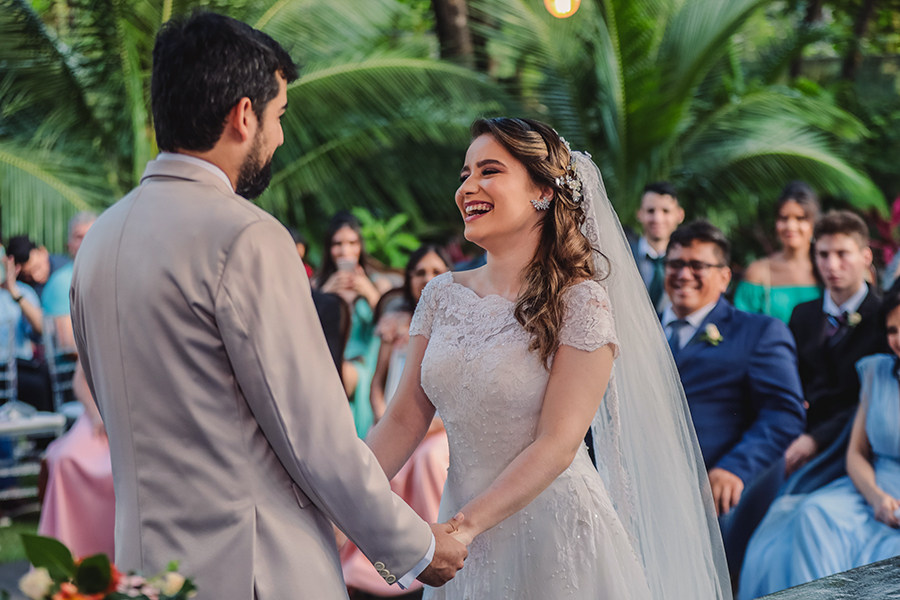 troca de olhar entre os noivos na cerimônia de casamento em Pipo restaurante em Fortaleza