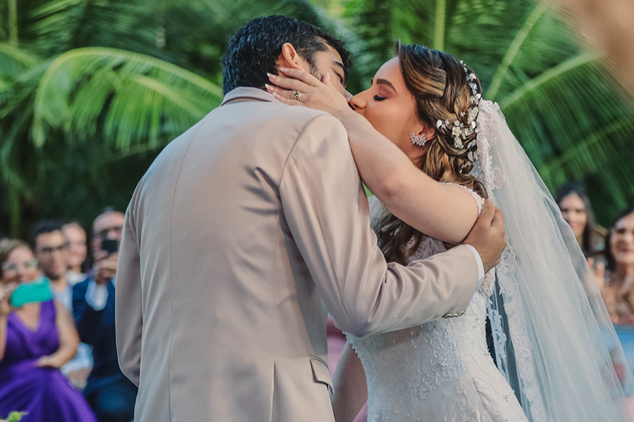 beijos dos noivos na cerimônia de casamento em Pipo restaurante