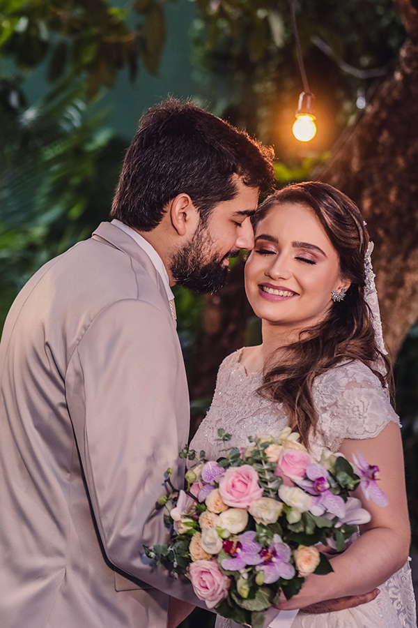 Fotos no jardim do casal no casamento em Pipo restaurante em Fortaleza  Ceará