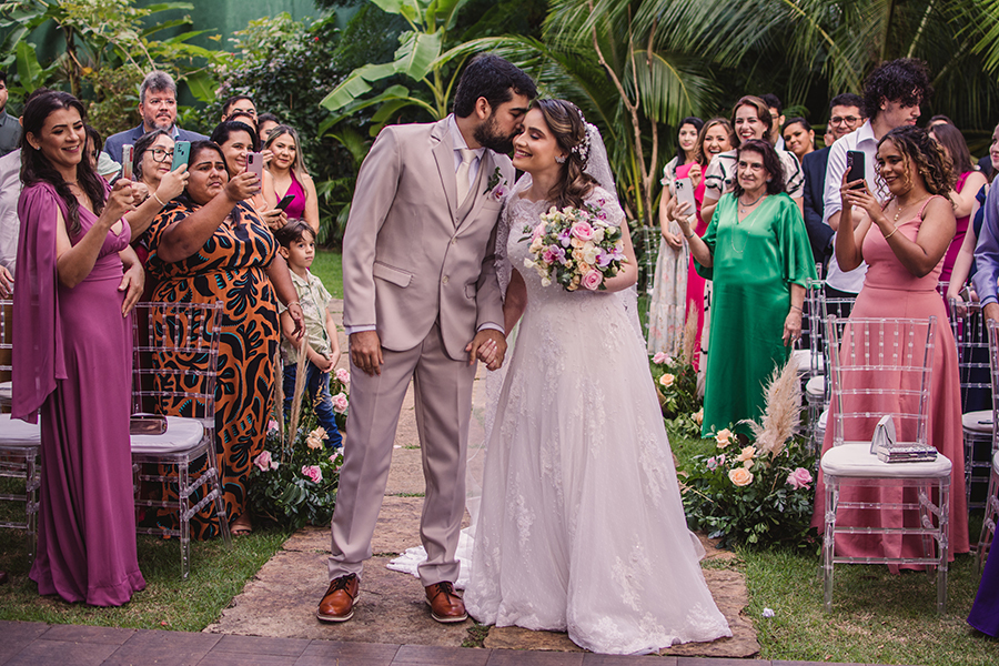Noivos se beijam na cerimônia de casamento no Pipo restaurante em Fortaleza.