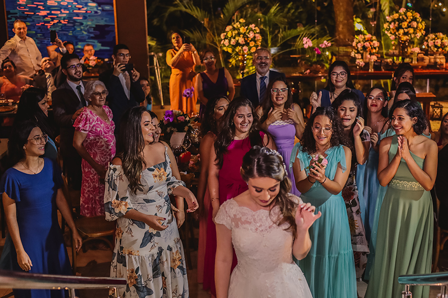 A noiva jogou buquê na festa de casamento no restaurante Pipo em Fortaleza