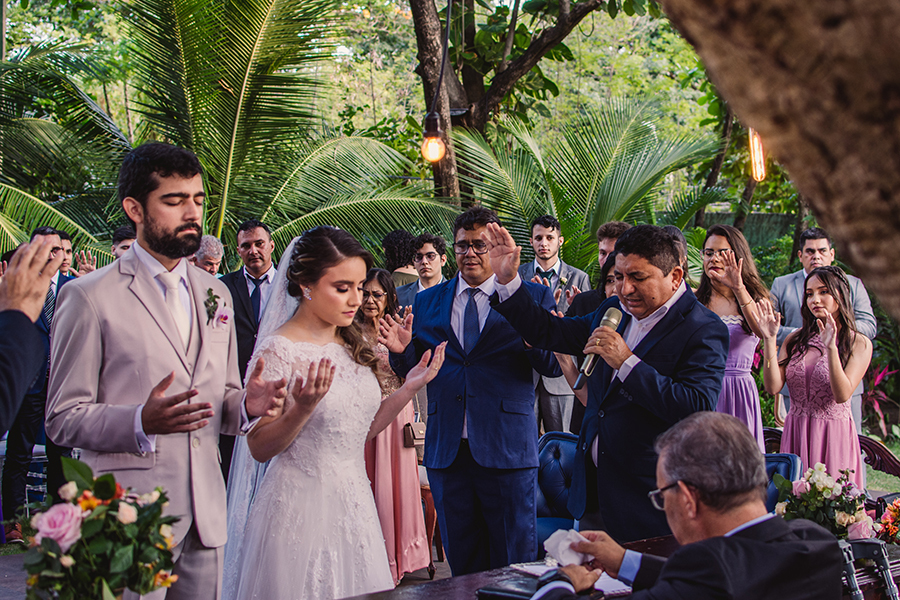 Momento de oração para uma benção para os noivos na cerimônia de casamento em Fortaleza no Pipo restaurqnte
