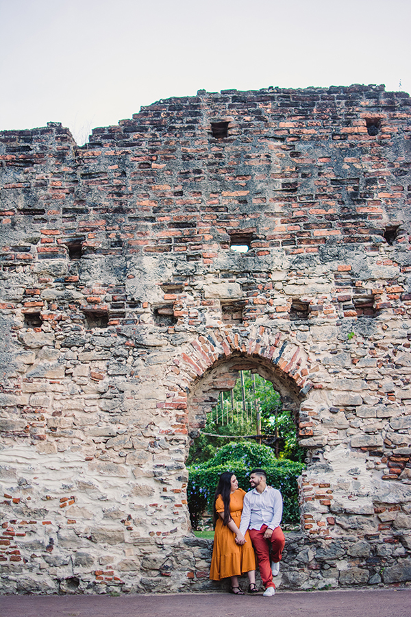 fotos na muralha para um pre wedding no parque engenhoca na cidade de Aquiraz