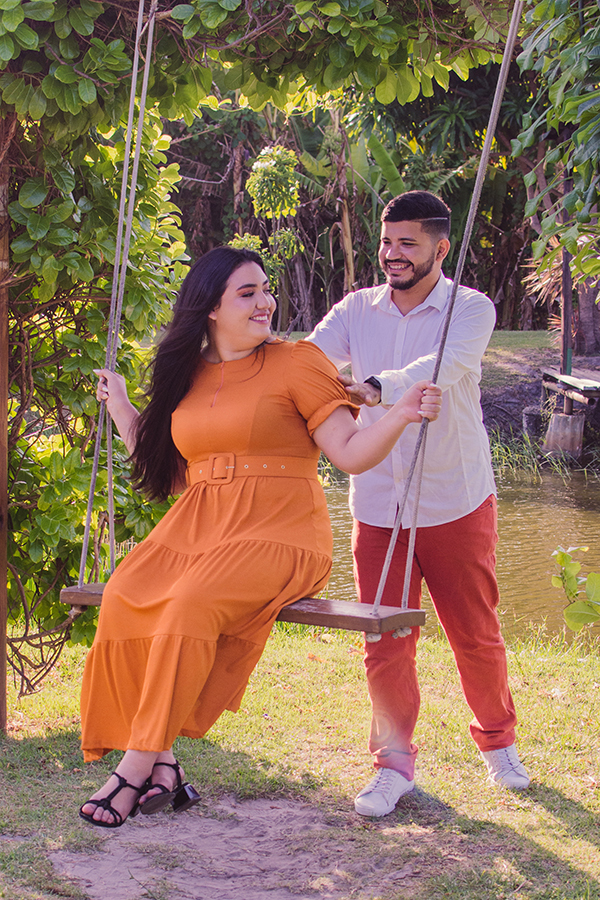 Ensaio externo com o casal no balanço em Aquiraz no engenhoca  parque no Ceará.