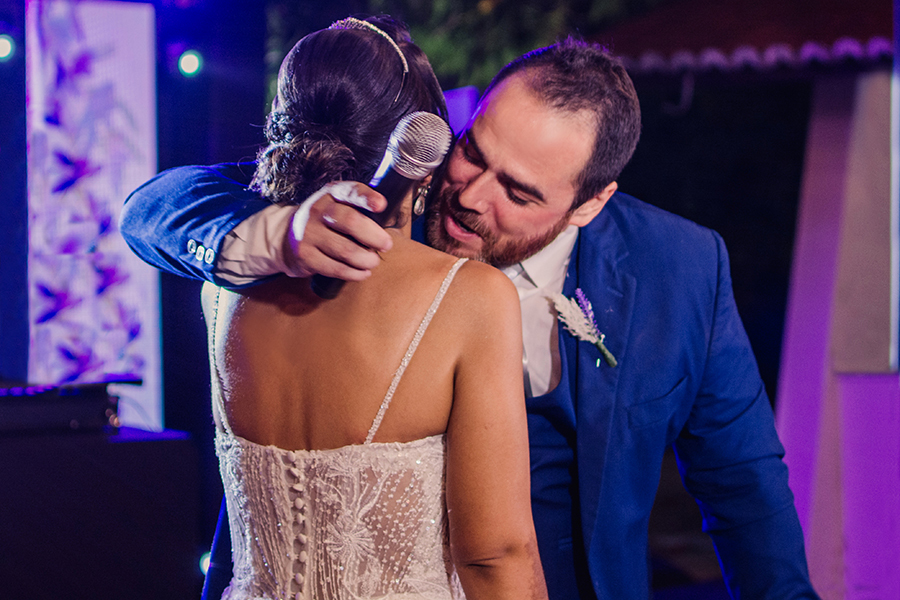 Abraço do noivo na festa de casamento em Tapera - Aquiraz.
