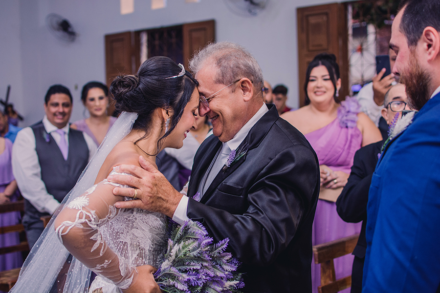 pai da noiva com ela na entrada da noiva no casamento na Paróquia São Francisco de Assis, Tapera Aquiraz Ceará