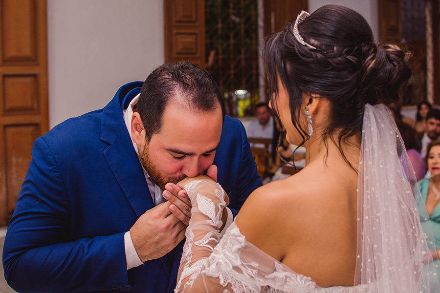 noivos trocam as alianças no casamento  na Paróquia São Francisco de Assis, Tapera Aquiraz 